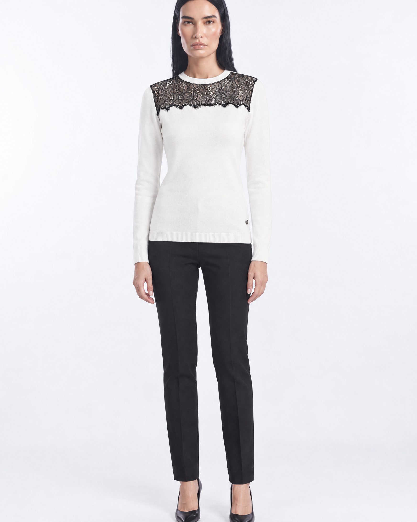 Maglia girocollo con carrè con inserto in pizzo OFF WHITE - indossato frontale