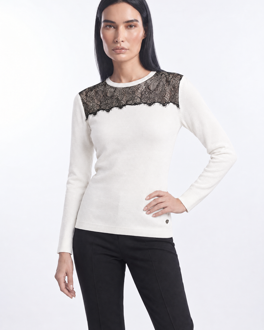 Maglia girocollo con carrè con inserto in pizzo OFF WHITE - tre quarti