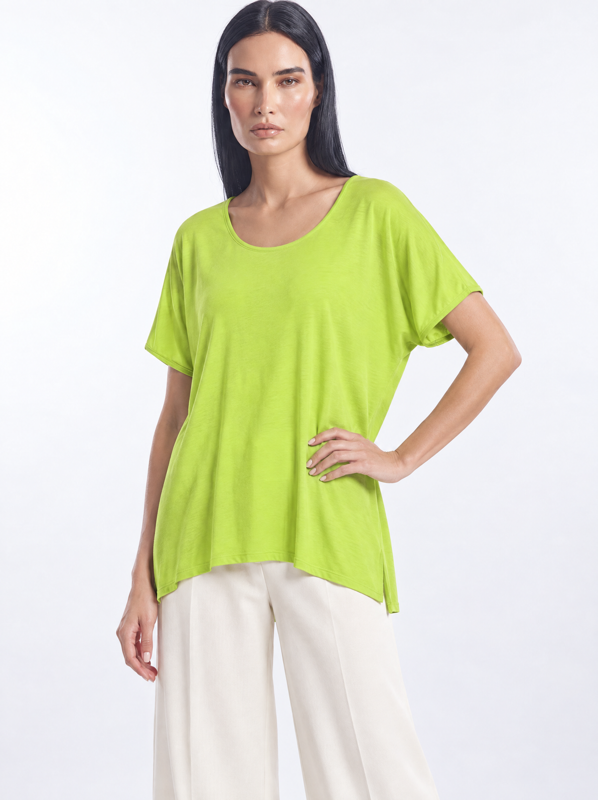 Maglia in filato di viscosa con maniche kimono e orlo asimmetrico Lime - tre quarti
