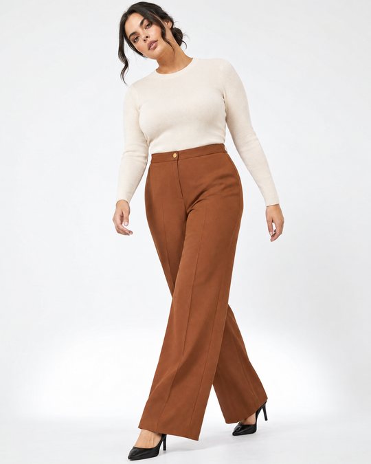 Pantalone a gamba dritta in crêpe elasticizzato tinta unita con bottone metallico. NOCE - tre quarti