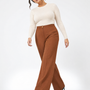 Pantalone a gamba dritta in crêpe elasticizzato tinta unita con bottone metallico. NOCE - tre quarti
