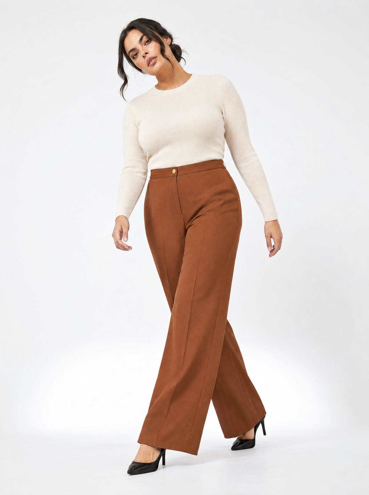 Pantalone a gamba dritta in crêpe elasticizzato tinta unita con bottone metallico. NOCE - tre quarti