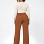 Pantalone a gamba dritta in crêpe elasticizzato tinta unita con bottone metallico. NOCE - retro