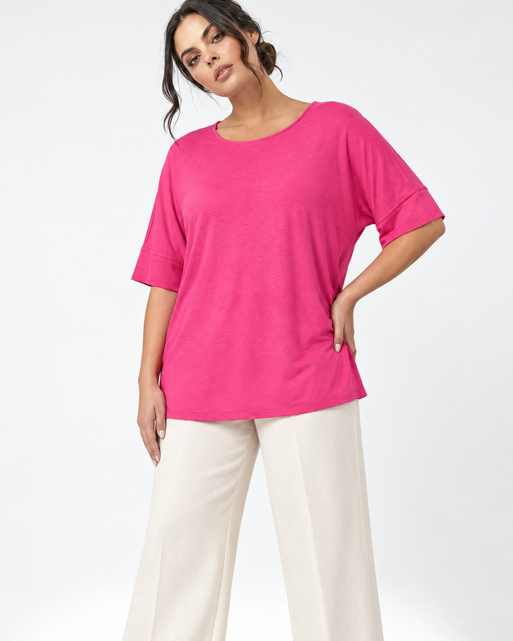 Maglia in filato di viscosa elasticizzata tinta unita con scollo rotondo e maniche kimono. FUXIA - tre quarti