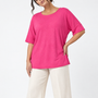 Maglia in filato di viscosa elasticizzata tinta unita con scollo rotondo e maniche kimono. FUXIA - tre quarti