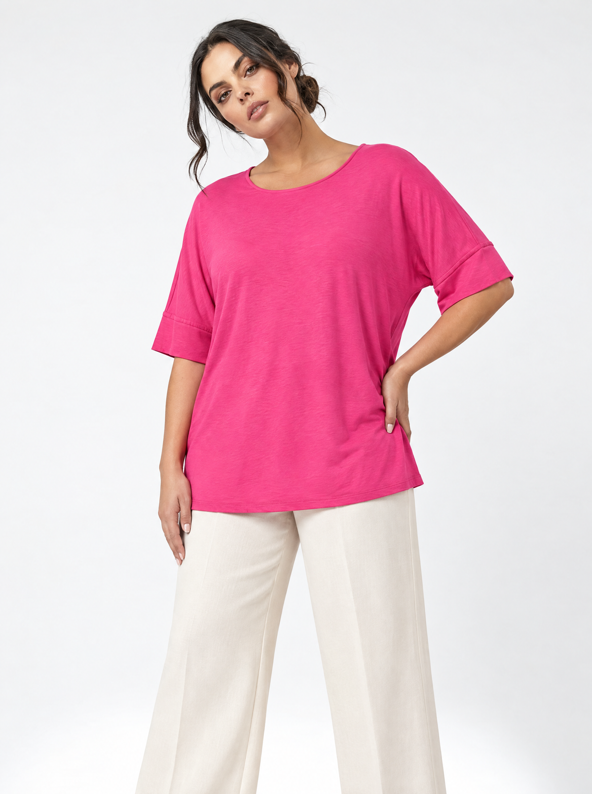 Maglia in filato di viscosa elasticizzata tinta unita con scollo rotondo e maniche kimono. FUXIA - tre quarti