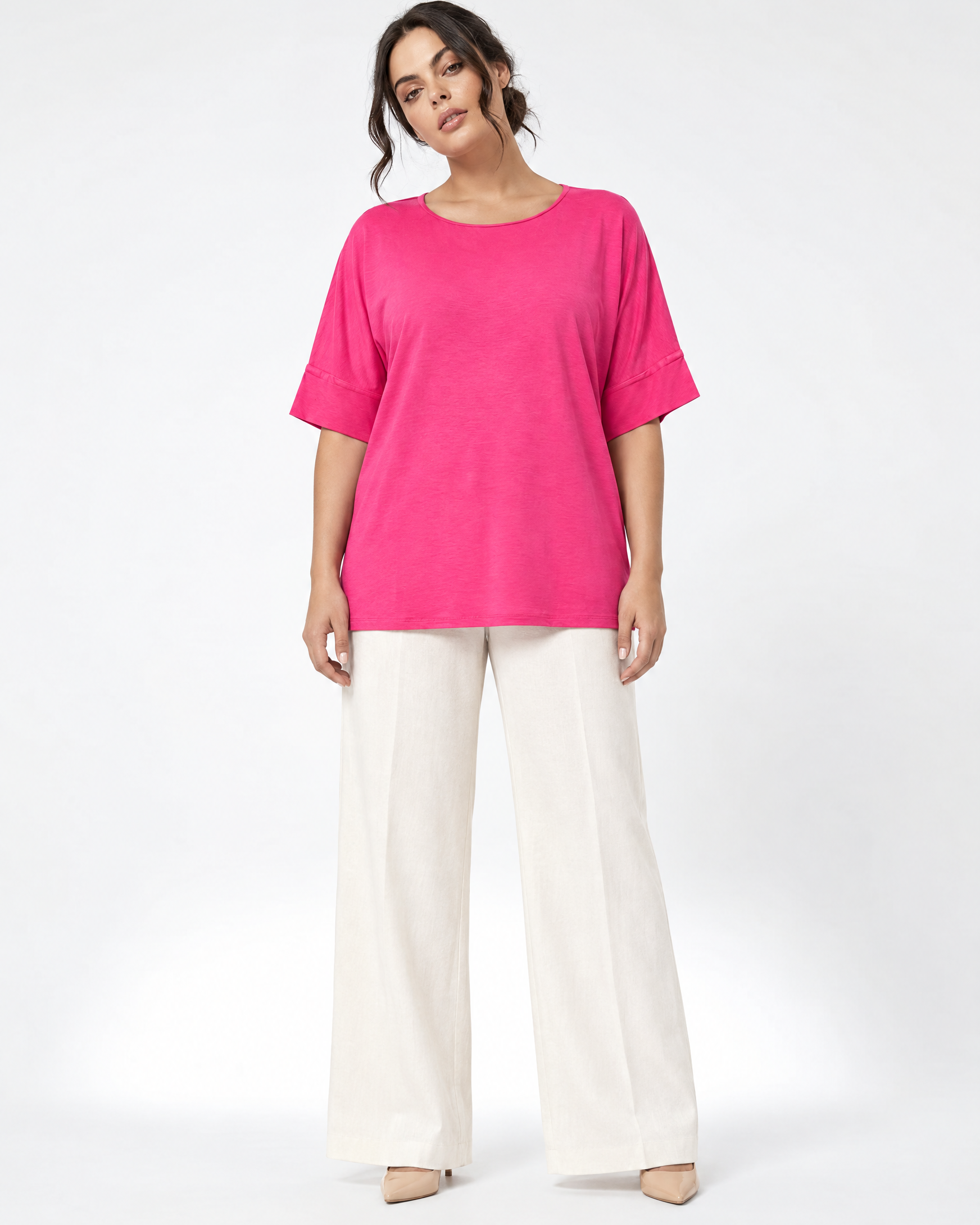 Maglia in filato di viscosa elasticizzata tinta unita con scollo rotondo e maniche kimono. FUXIA - indossato frontale