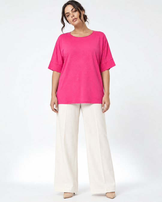 Maglia in filato di viscosa elasticizzata tinta unita con scollo rotondo e maniche kimono. FUXIA - indossato frontale