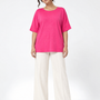 Maglia in filato di viscosa elasticizzata tinta unita con scollo rotondo e maniche kimono. FUXIA - indossato frontale