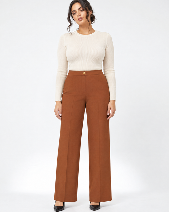Pantalone a gamba dritta in crêpe elasticizzato tinta unita con bottone metallico. NOCE - indossato frontale