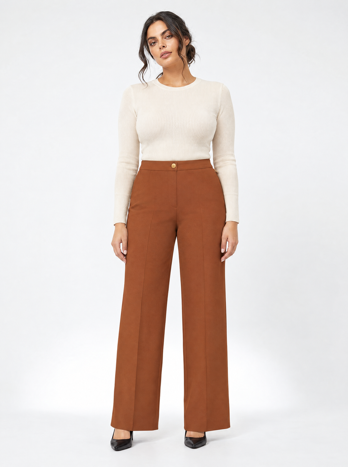 Pantalone a gamba dritta in crêpe elasticizzato tinta unita con bottone metallico. NOCE - indossato frontale