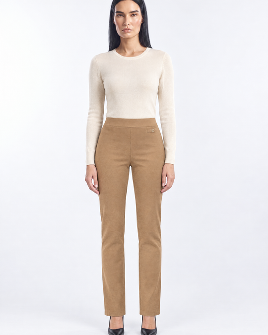 Pantaloni con vita elastica e pattina con bottone NOCE - indossato frontale