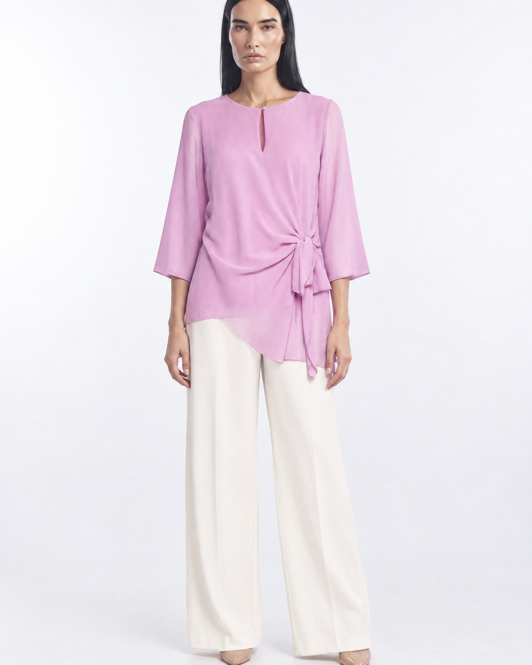 Blusa girocollo asimmetrica in georgette con dettaglio fiocco CICLAMINO - indossato frontale