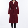 Cappotto a vestaglia con cintura e cappuccio BORDEAUX - indossato frontale