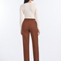 Pantalone a gamba dritta con risvolto sul fondo TABACCO - retro