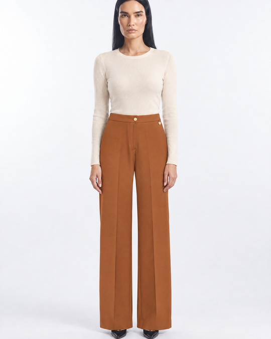 Pantalone a gamba dritta in crêpe elasticizzato tinta unita con bottone metallico. NOCE - indossato frontale