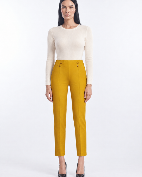 Pantalone capri viscosa elasticizzata con bottoni SENAPE - indossato frontale