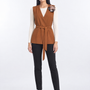 Gilet in crêpe elasticizzato tinta unita con cintura in vita e spilla con fantasia floreale astratt NOCE - indossato frontale