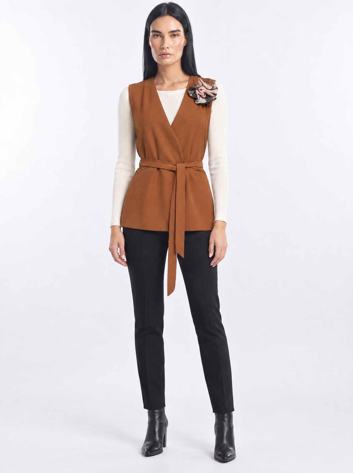 Gilet in crêpe elasticizzato tinta unita con cintura in vita e spilla con fantasia floreale astratt NOCE - indossato frontale