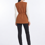Gilet in crêpe elasticizzato tinta unita con cintura in vita e spilla con fantasia floreale astratt NOCE - retro