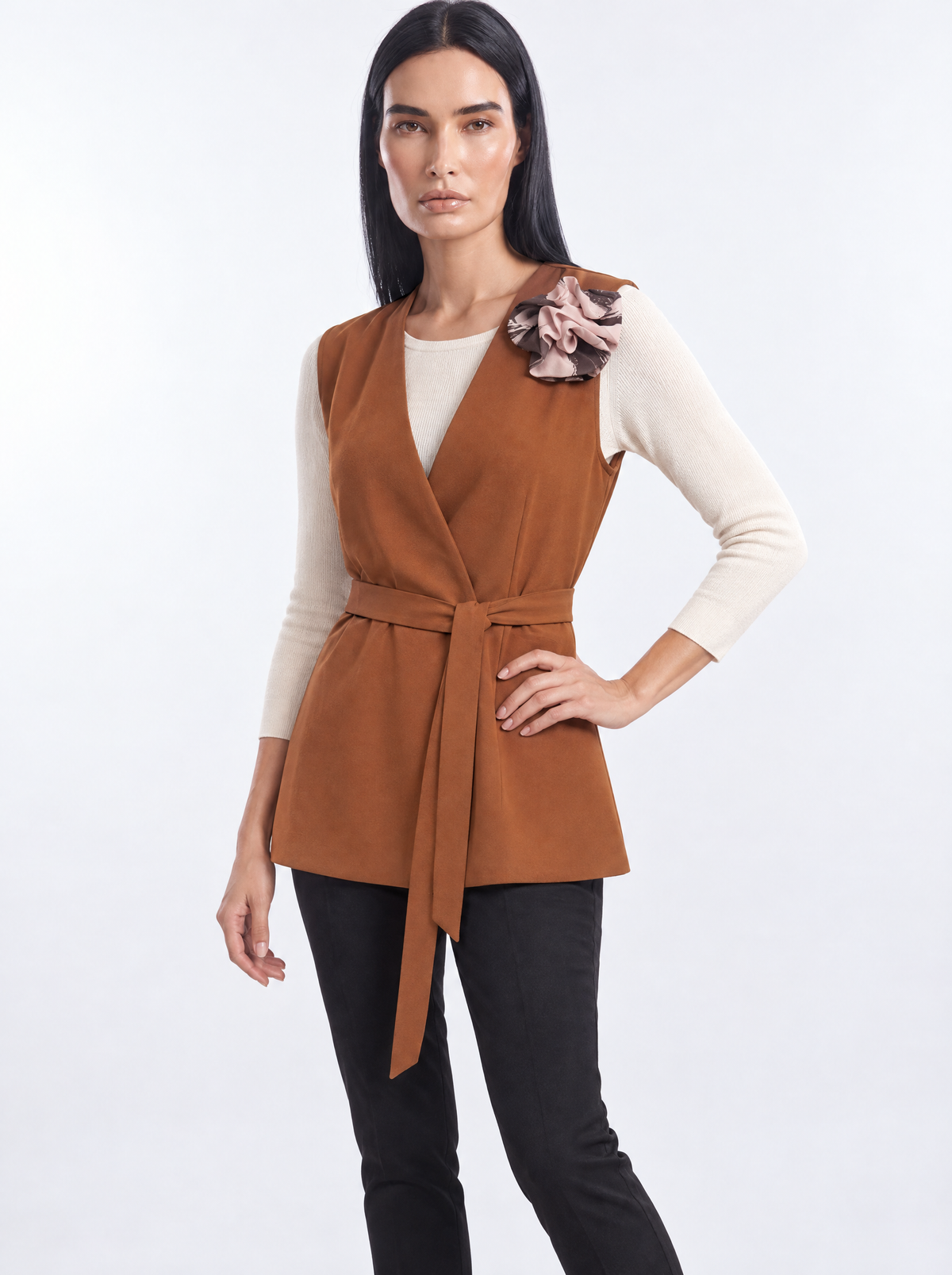 Gilet in crêpe elasticizzato tinta unita con cintura in vita e spilla con fantasia floreale astratt NOCE - tre quarti