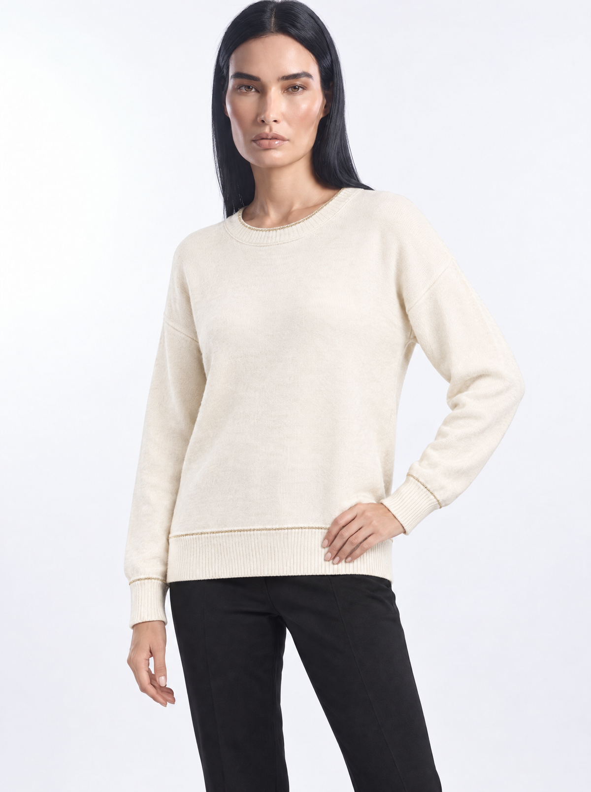 MAGLIA GIROCOLLO CON PROFILO LUREX LATTE - tre quarti