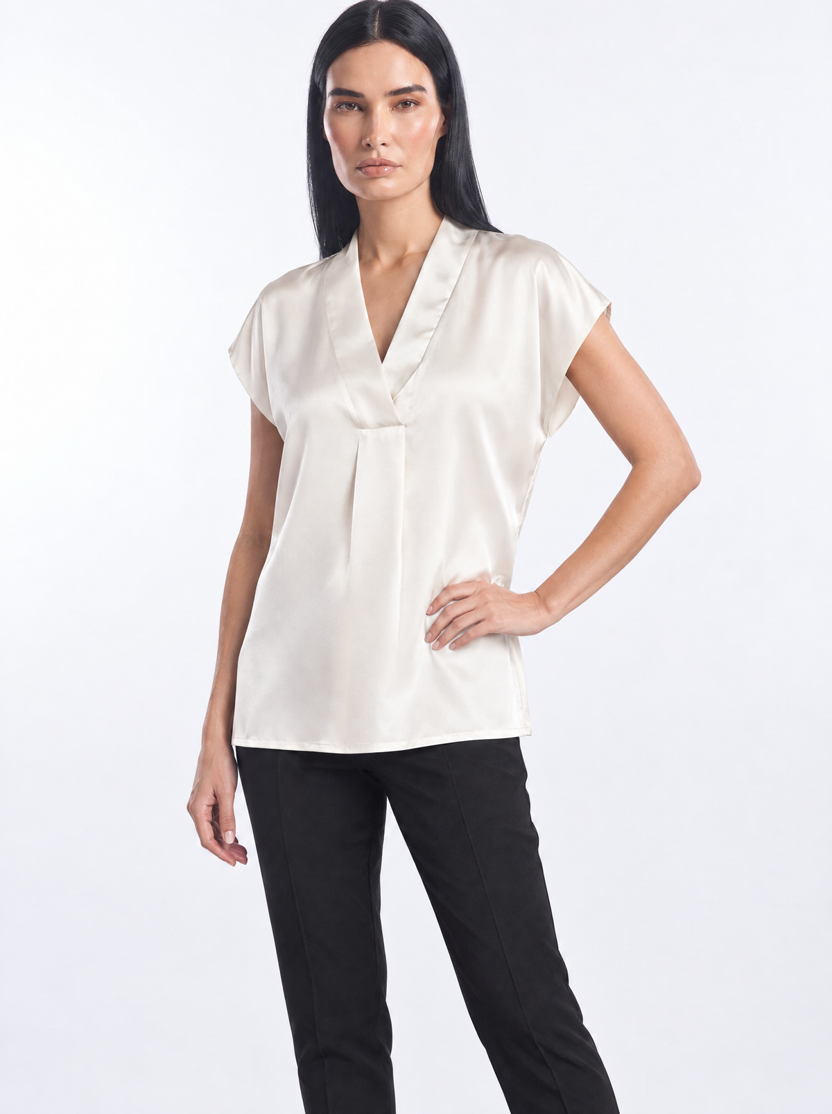 Blusa in raso a mezze maniche con scollo a V AVORIO - tre quarti