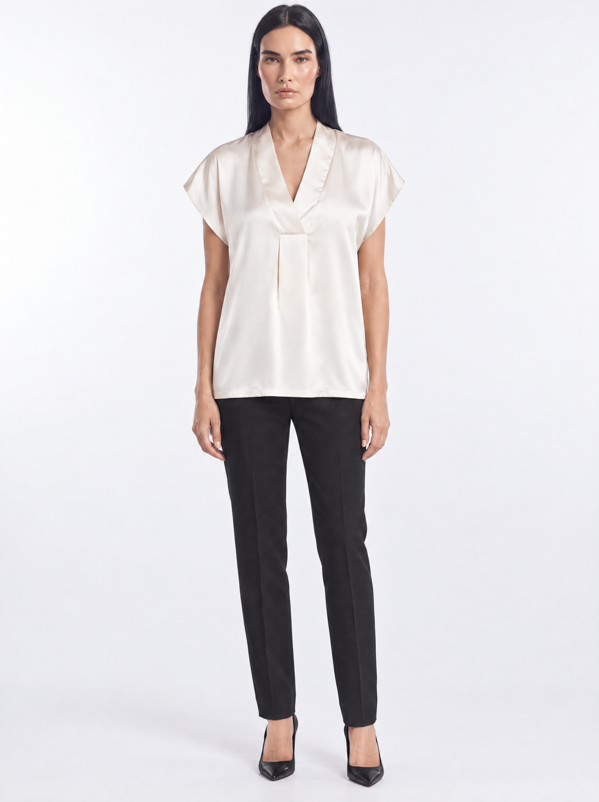 Blusa in raso a mezze maniche con scollo a V AVORIO - indossato frontale