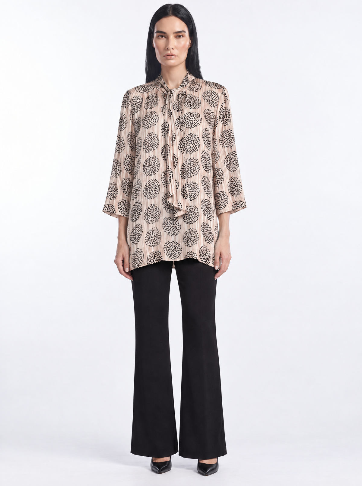 Completo con blusa in georgette lurex con fantasia a pois e collo lavallière e pantalone morbido ti CHAMPAGNE - indossato frontale