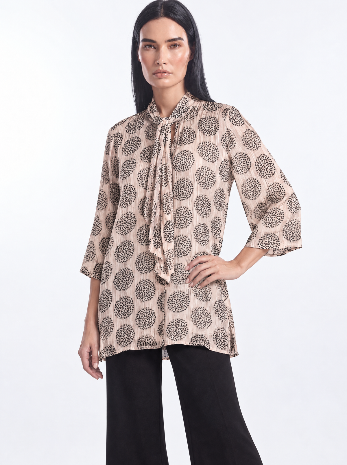 Completo con blusa in georgette lurex con fantasia a pois e collo lavallière e pantalone morbido ti CHAMPAGNE - tre quarti