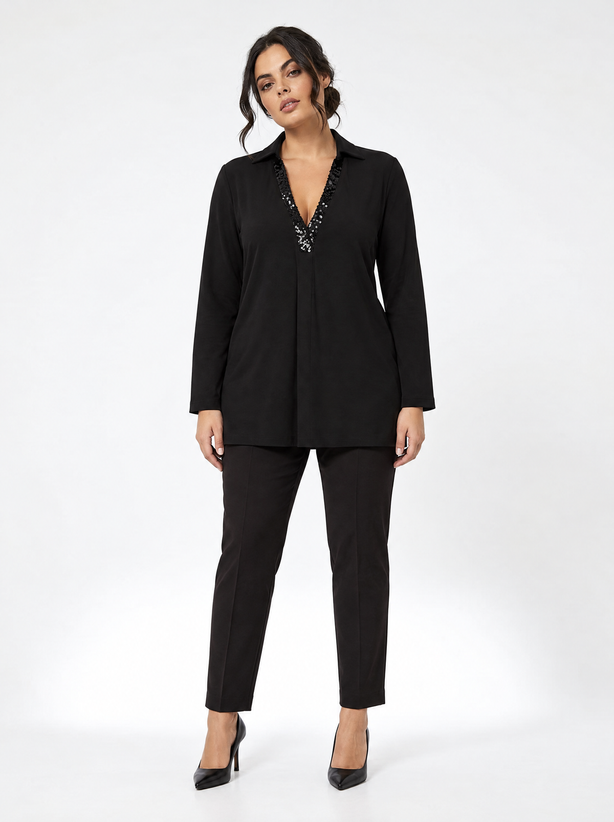 Maglia a maniche lunghe con scollo a V con inserto in paillettes tono su tono NERO - indossato frontale