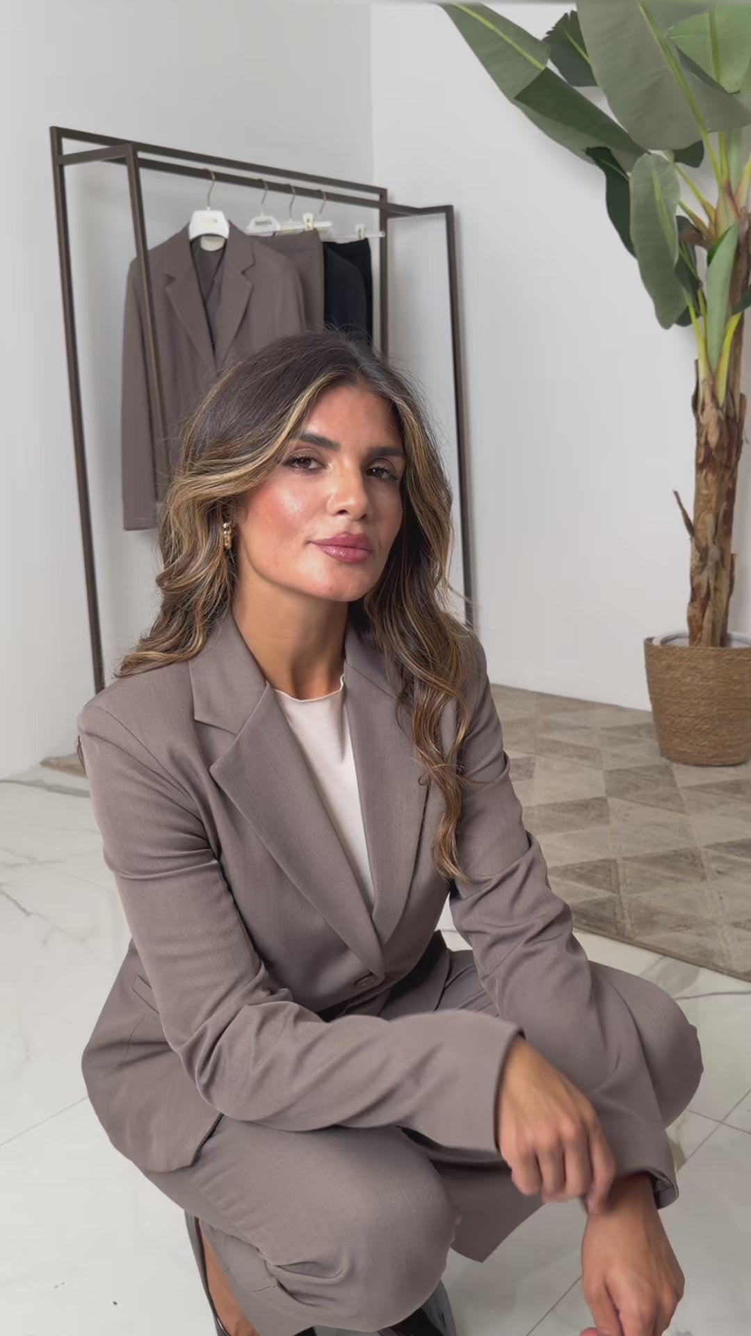 Tailleur giacca monopetto e pantalone gamba dritta