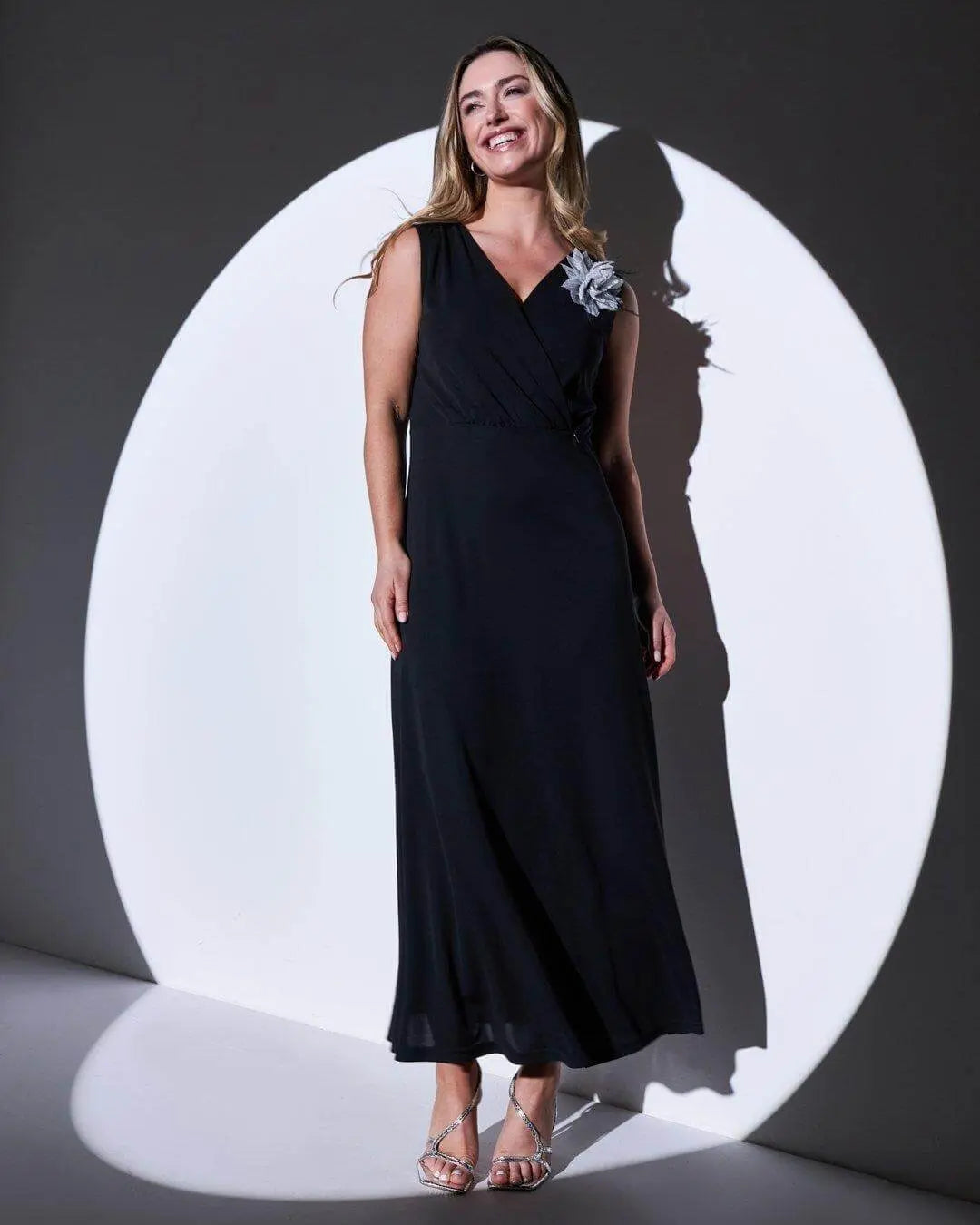 Abito lungo in jersey crêpe elasticizzato con spilla fiore lurex NERO DORABELLA