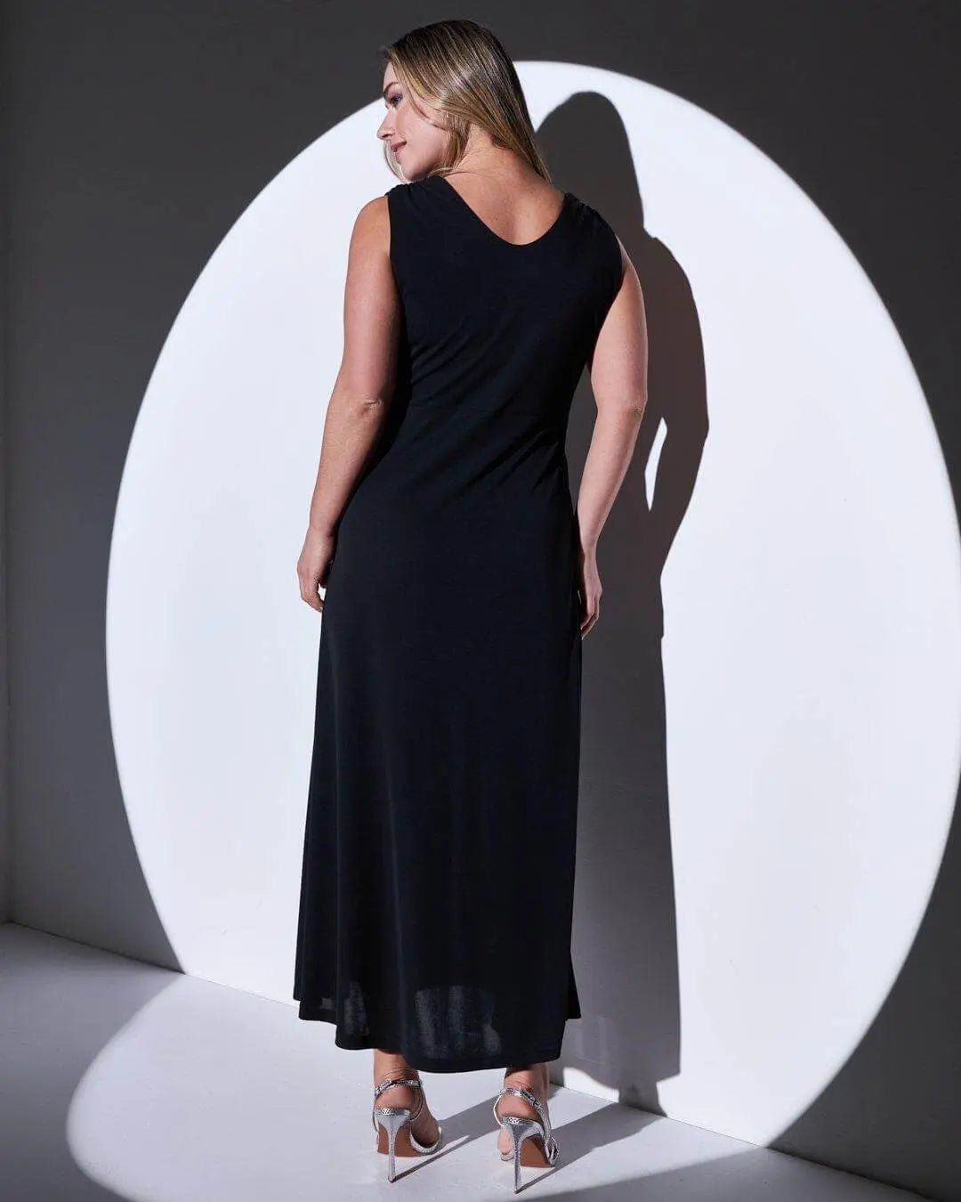 Abito lungo in jersey crêpe elasticizzato con spilla fiore lurex NERO DORABELLA