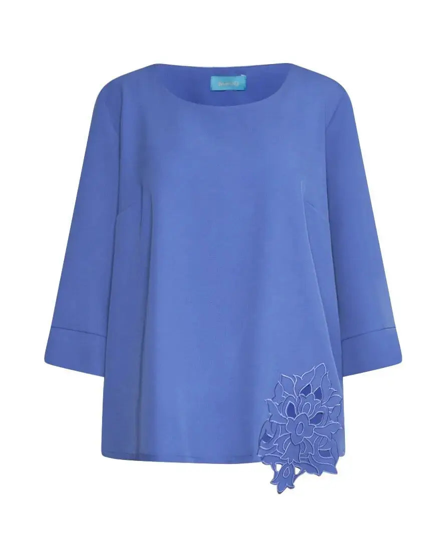 Blusa tinta unita in jersey crêpe elasticizzato con fiore intagliato sul fondo LAVANDA DORABELLA