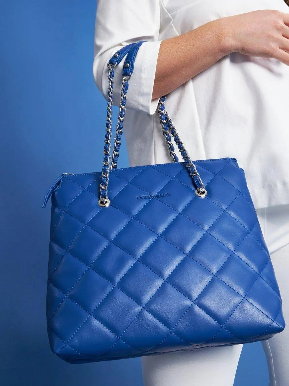 Borsa shopper media in ecopelle matelassé con manici a catena BLU CHIARO DORABELLA UNICO