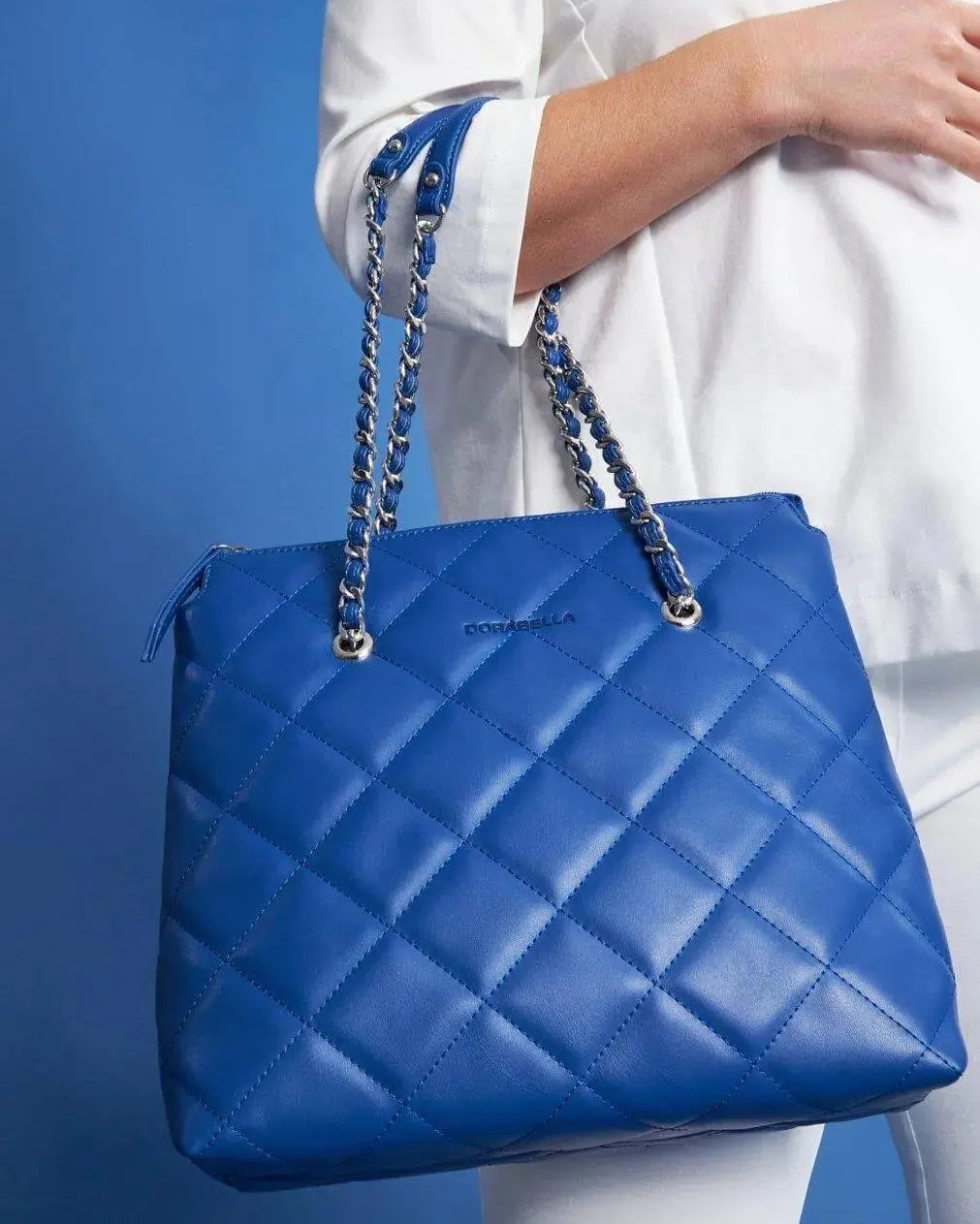 Borsa shopper media in ecopelle matelassé con manici a catena BLU CHIARO DORABELLA UNICO