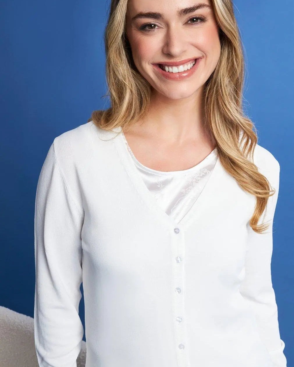 Cardigan basic con bottoni in maglia di misto viscosa con logo in strass BIANCO DORABELLA