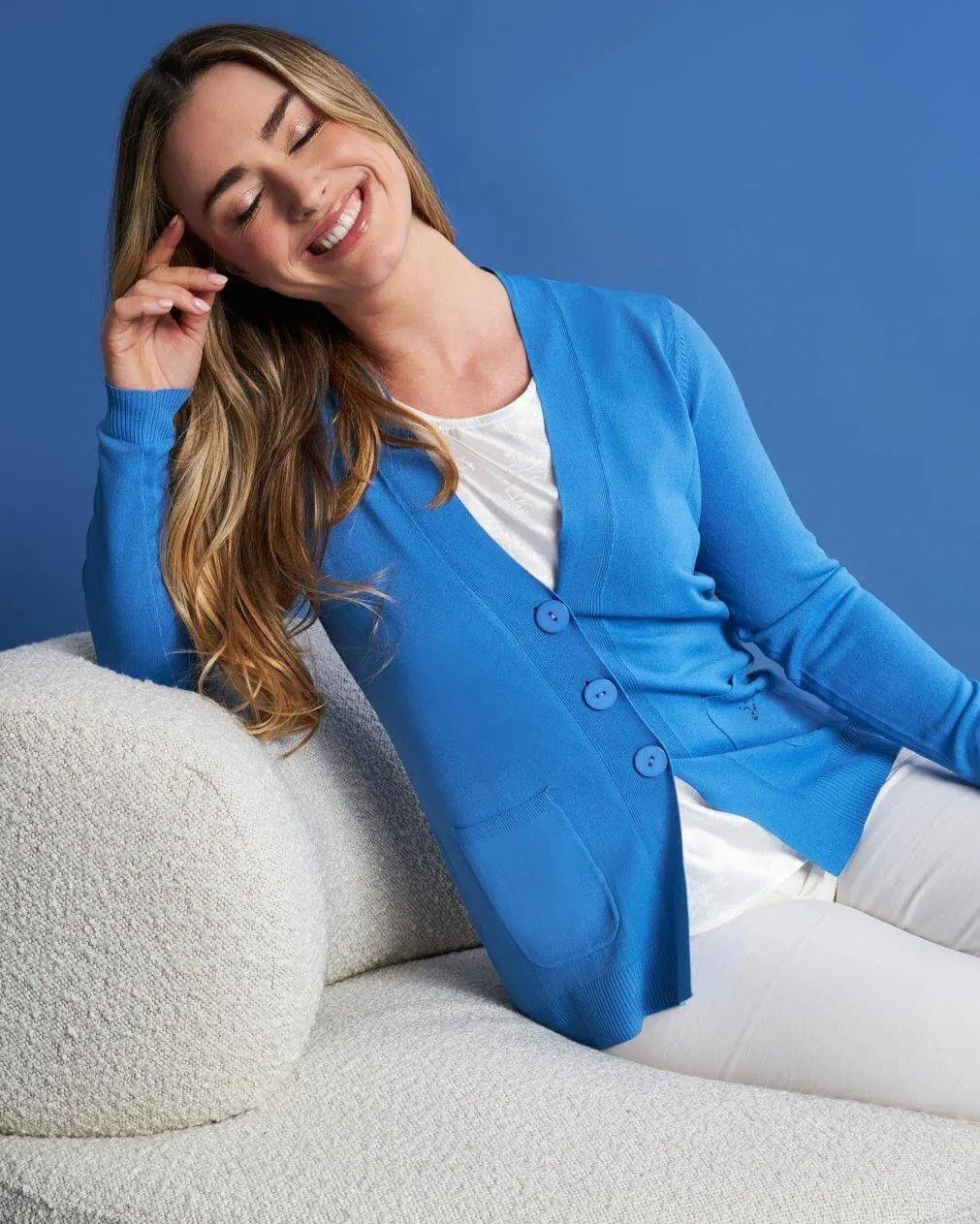 Cardigan scollo a V in maglia di misto viscosa con logo in strass. LAVANDA DORABELLA