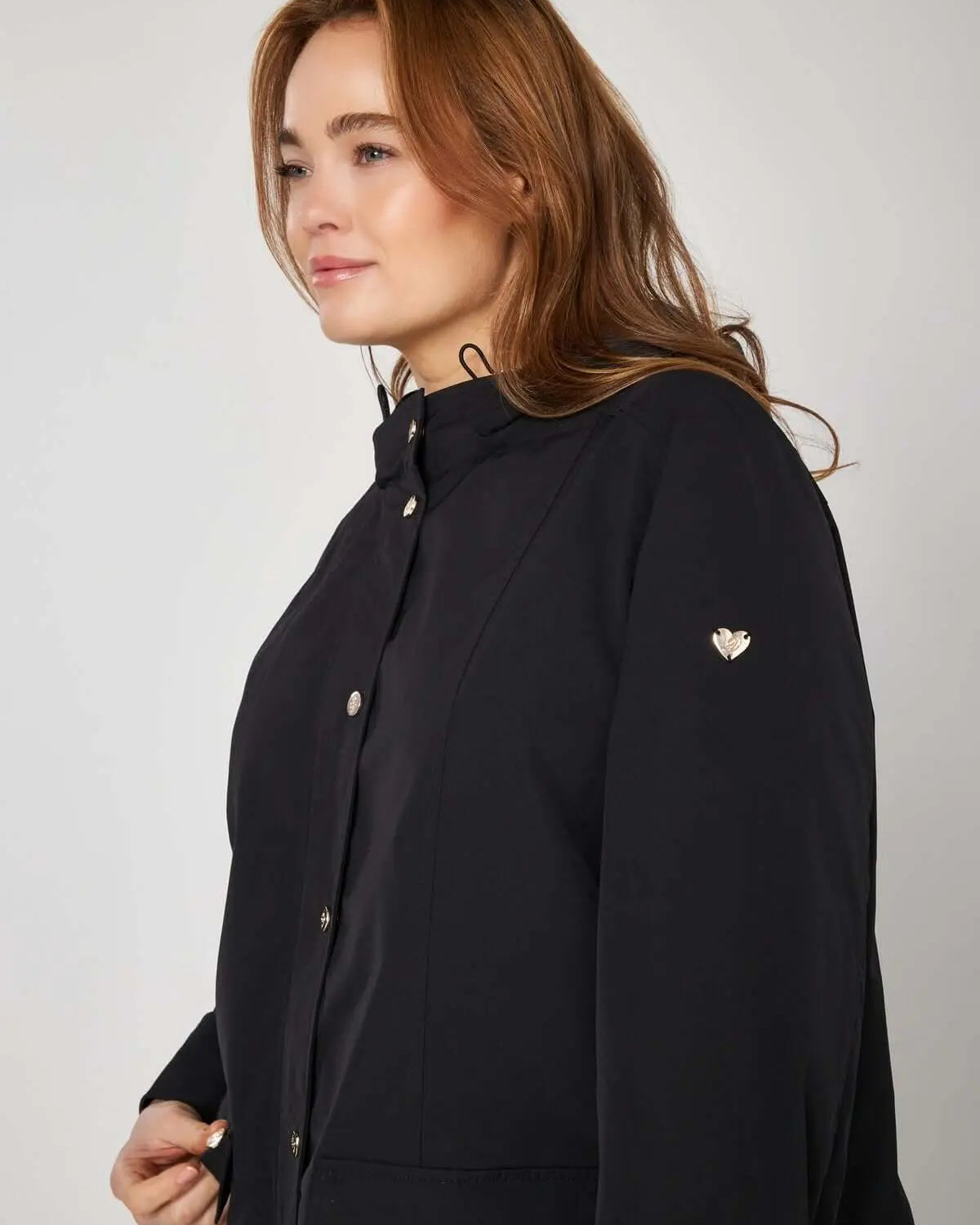 Giubbino in nylon con cappuccio e bottoni a pressione. NERO DORABELLA PIU'