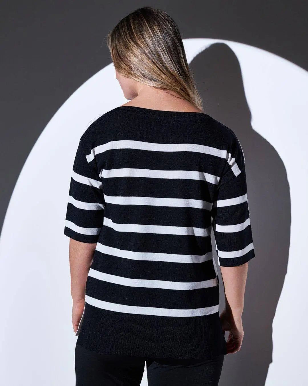 Maglia bi-colore a righe in filato di misto viscosa con scollo a barca BIANCO-NERO DORABELLA