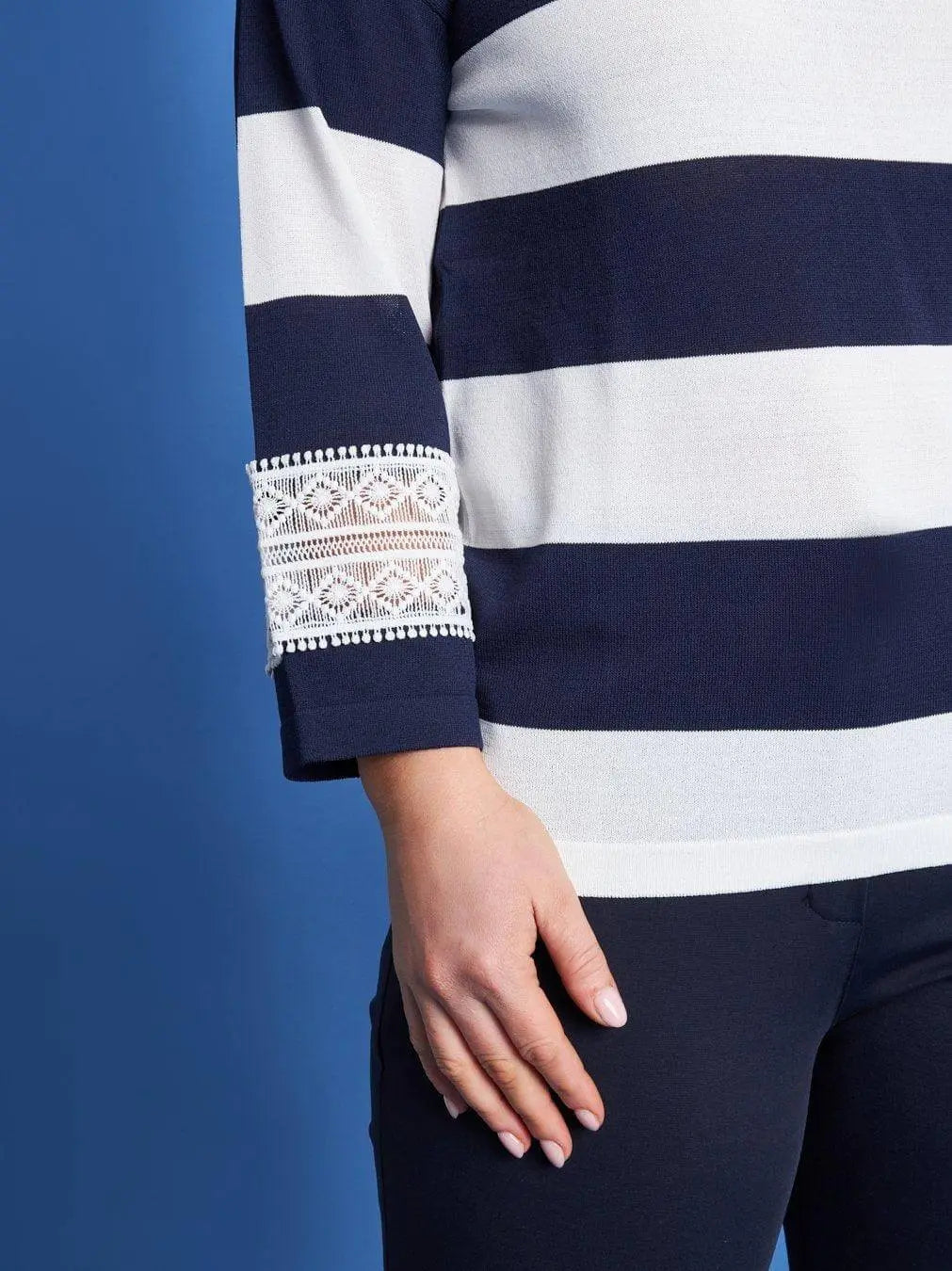 Maglia girocollo in filato a righe di misto viscosa con dettagli in pizzo BLU DORABELLA