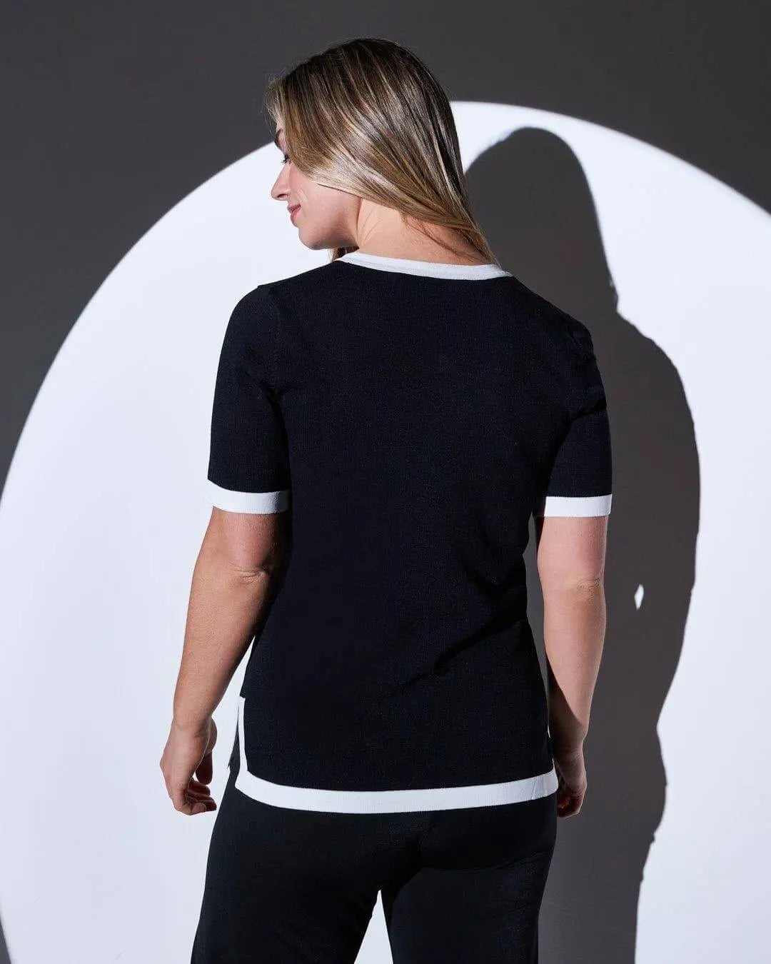 Maglia girocollo in filato di misto viscosa con bordi a contrasto e rosa in tessuto NERO DORABELLA