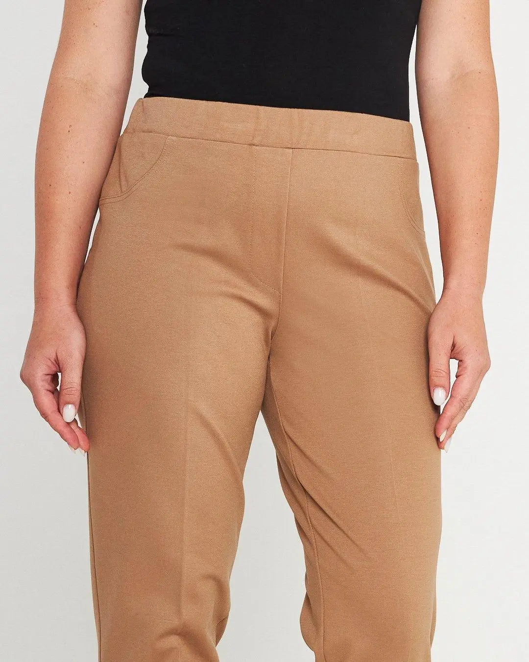 Pantaloni slim fit con vita elastica e dettaglio frontale di piega di stiro CAMMELLO DORABELLA PIU'