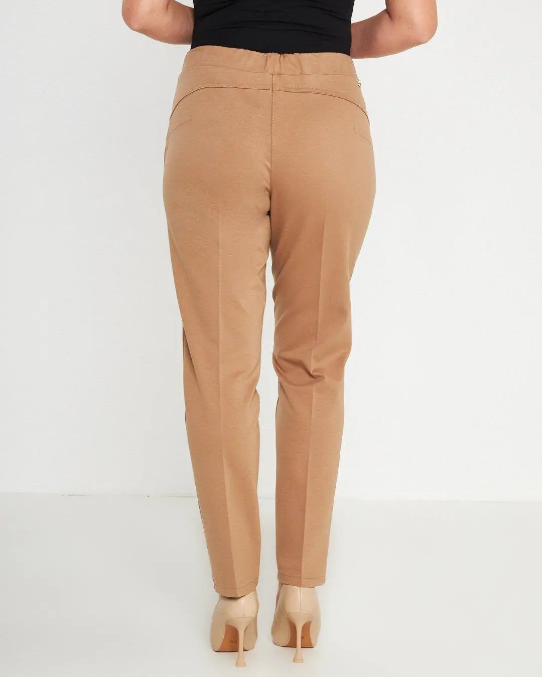 Pantaloni slim fit con vita elastica e dettaglio frontale di piega di stiro CAMMELLO DORABELLA PIU'