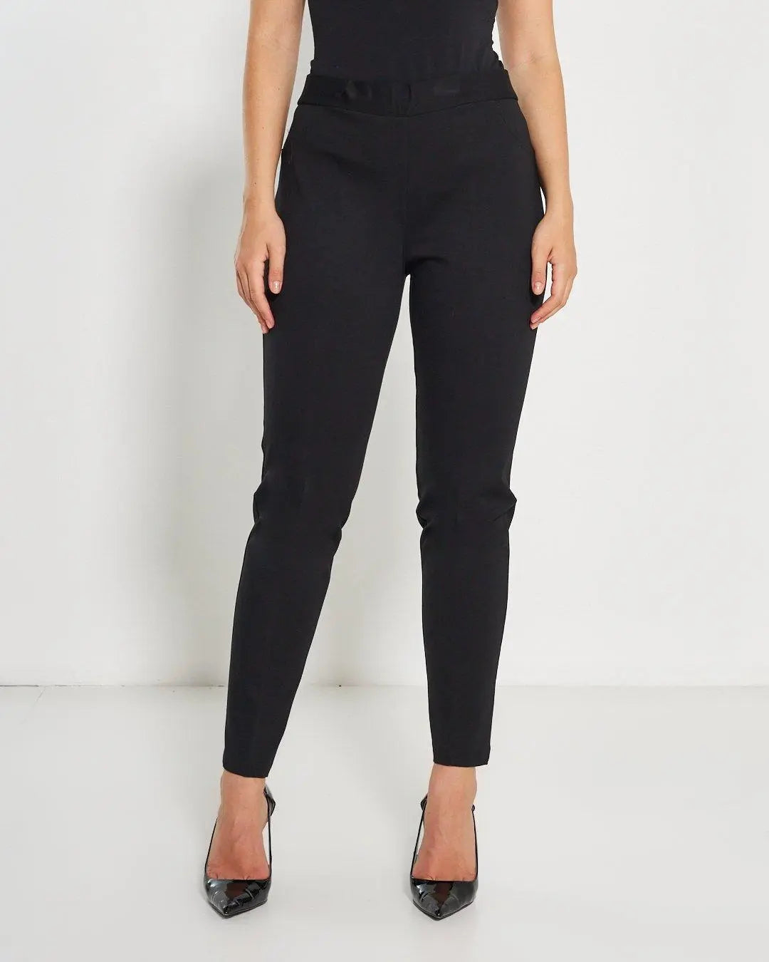 Pantaloni slim fit con vita elastica e dettaglio frontale di piega di stiro NERO DORABELLA PIU' 49