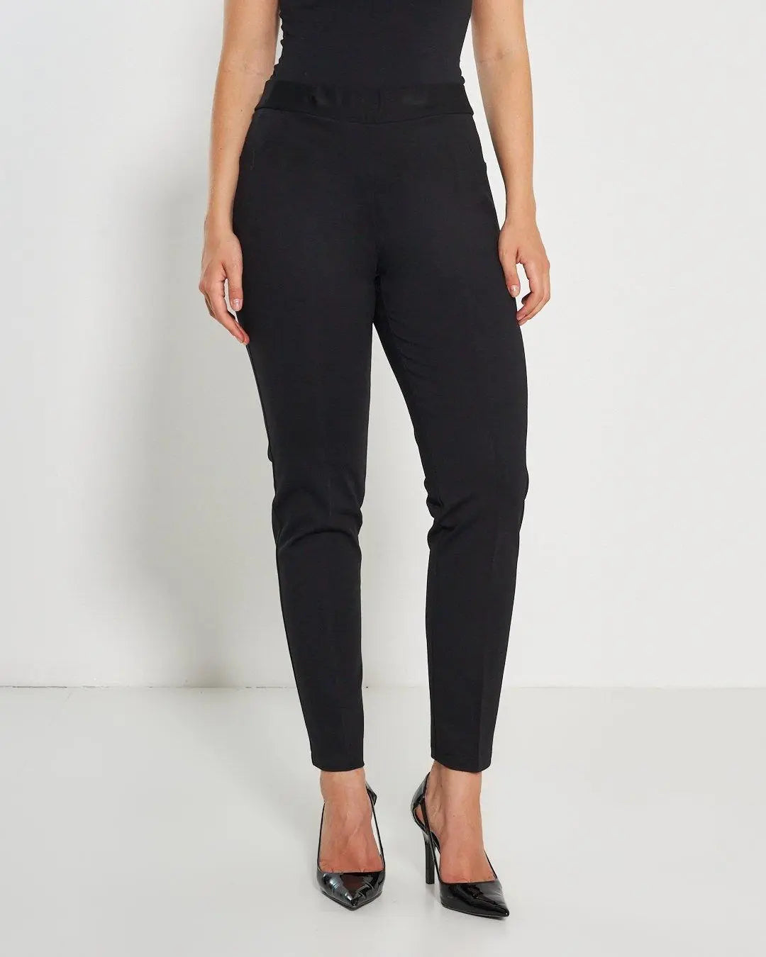 Pantaloni slim fit con vita elastica e dettaglio frontale di piega di stiro NERO DORABELLA PIU'