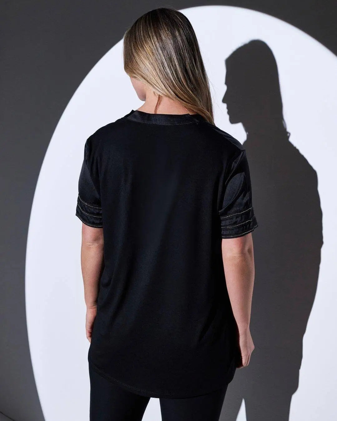 T-shirt combinata modello kaftano in raso e in jersey con dettaglio micro catena BLACK DORABELLA