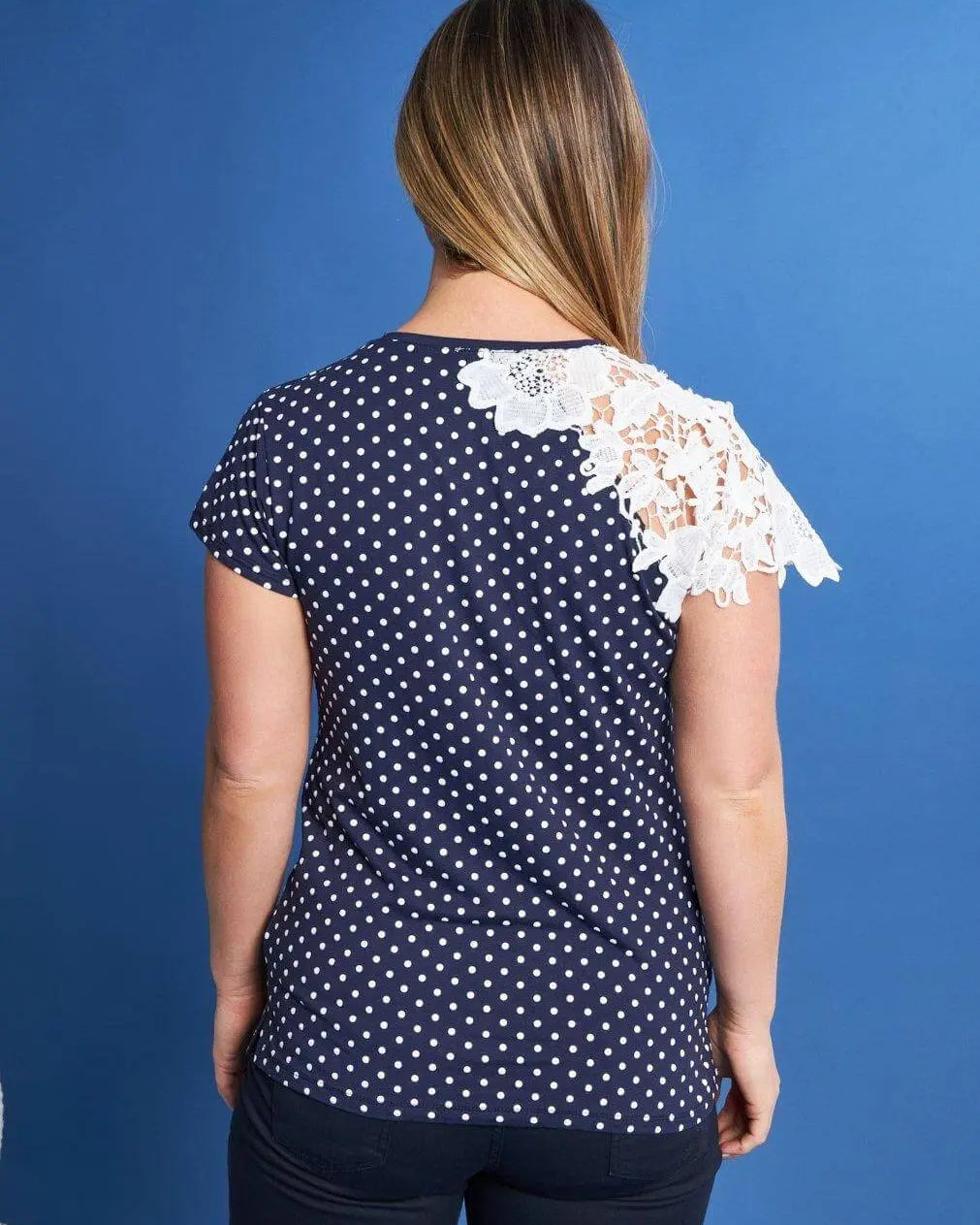 T-shirt in jersey di viscosa stampa pois con inserto in pizzo macramé BLU DORABELLA