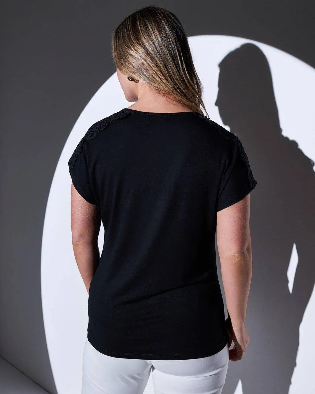 T-shirt kimono in jersey di viscosa elasticizzata con pizzo sulle spalle BLACK DORABELLA